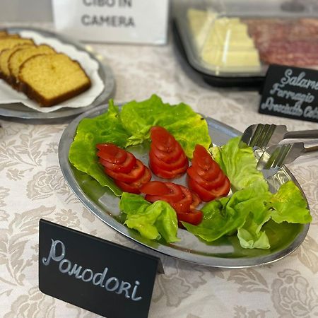 Hotel Byron Solo Per Giovani Ричоне Екстериор снимка