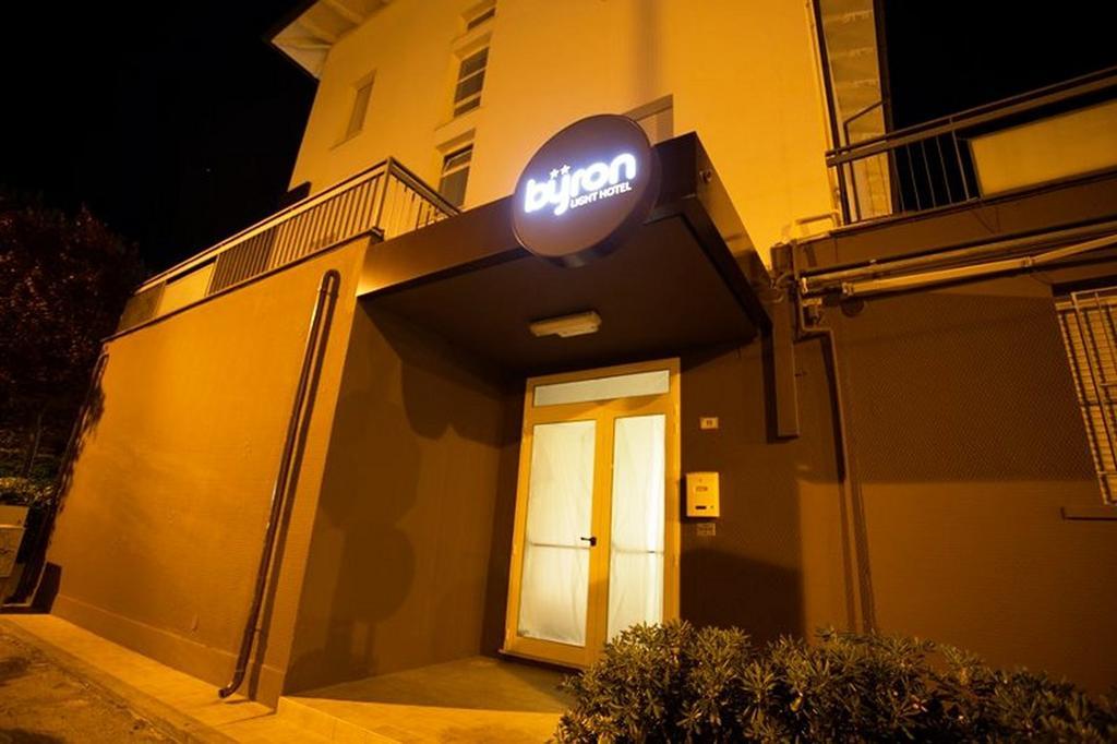 Hotel Byron Solo Per Giovani Ричоне Екстериор снимка