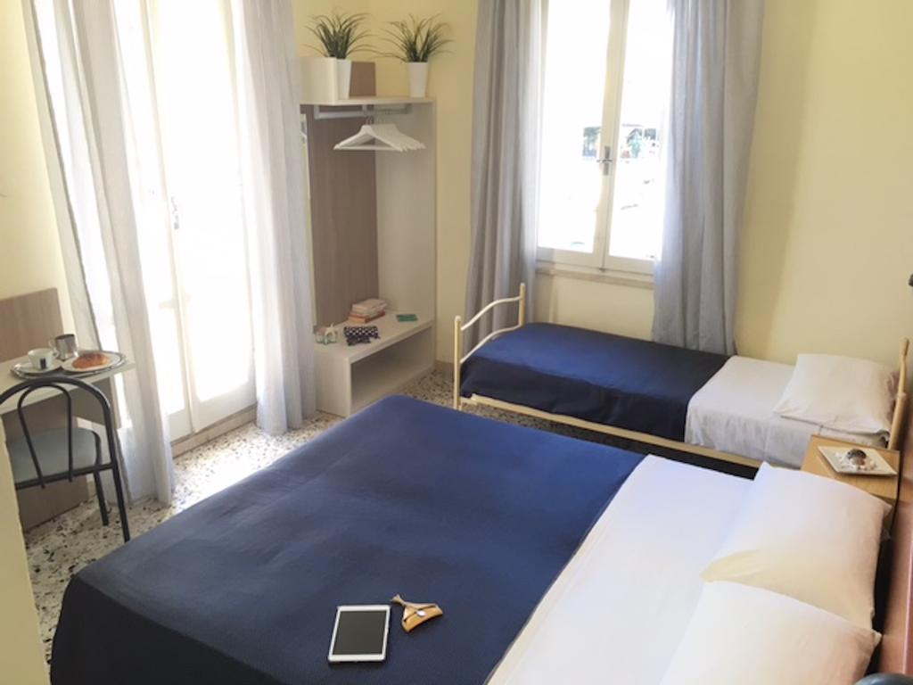 Hotel Byron Solo Per Giovani Ричоне Екстериор снимка