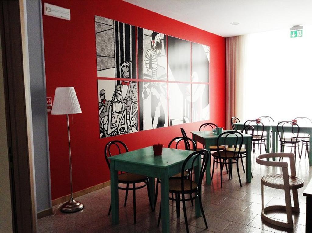 Hotel Byron Solo Per Giovani Ричоне Екстериор снимка