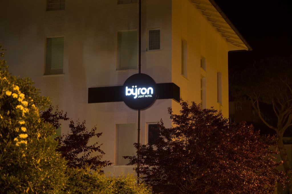 Hotel Byron Solo Per Giovani Ричоне Екстериор снимка