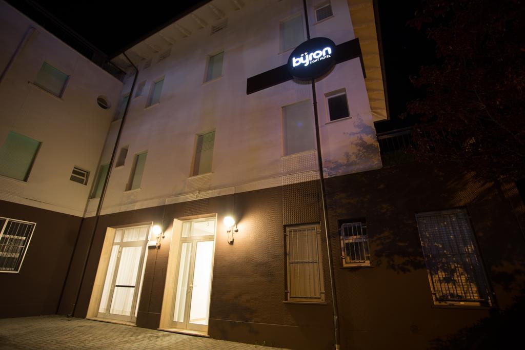 Hotel Byron Solo Per Giovani Ричоне Екстериор снимка