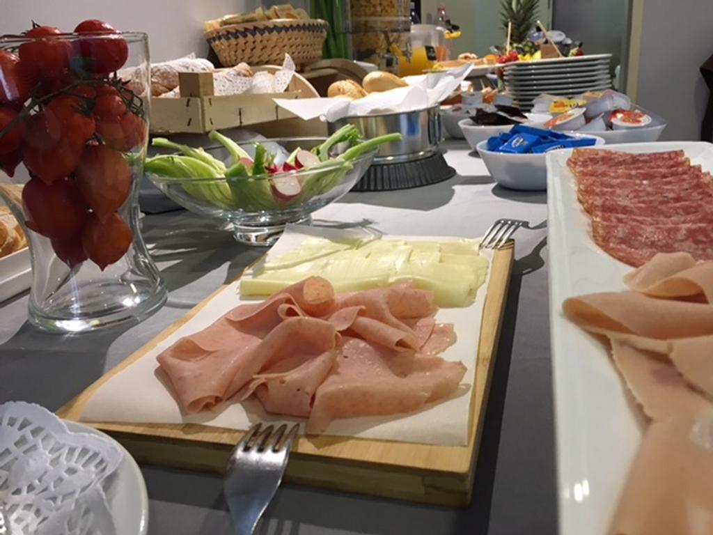 Hotel Byron Solo Per Giovani Ричоне Екстериор снимка