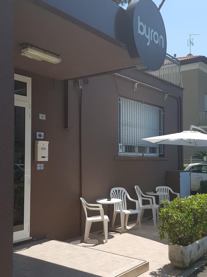 Hotel Byron Solo Per Giovani Ричоне Екстериор снимка