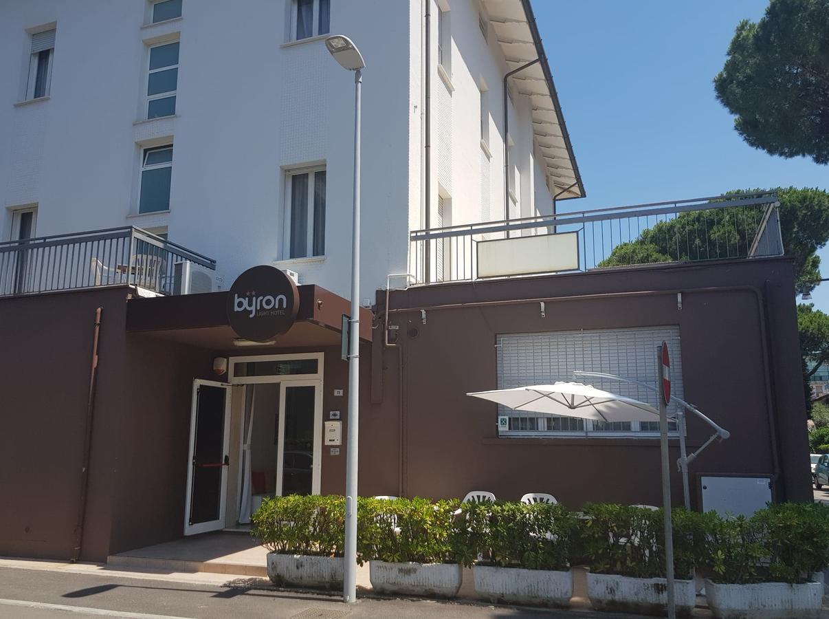 Hotel Byron Solo Per Giovani Ричоне Екстериор снимка